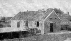 Jurjen Pieter Bakker (1869-1945) te Fiemel op de houtel stelling voor het drogen van gekookte garnalen.